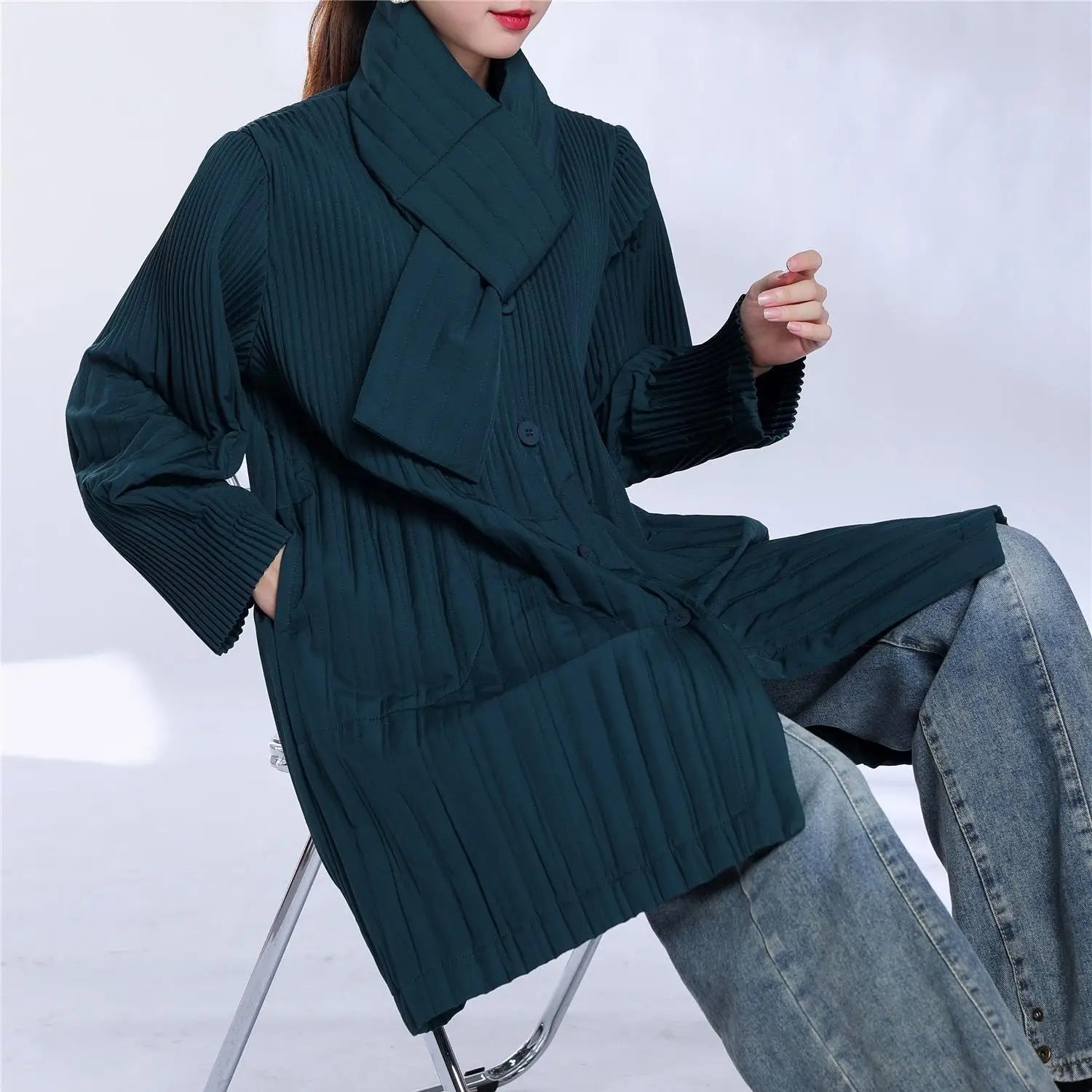 2025 Autumn and Winter New Pleated Design Women Down Jacket Loose Fashion Matching Scarf Casual Coat Women's Clothing